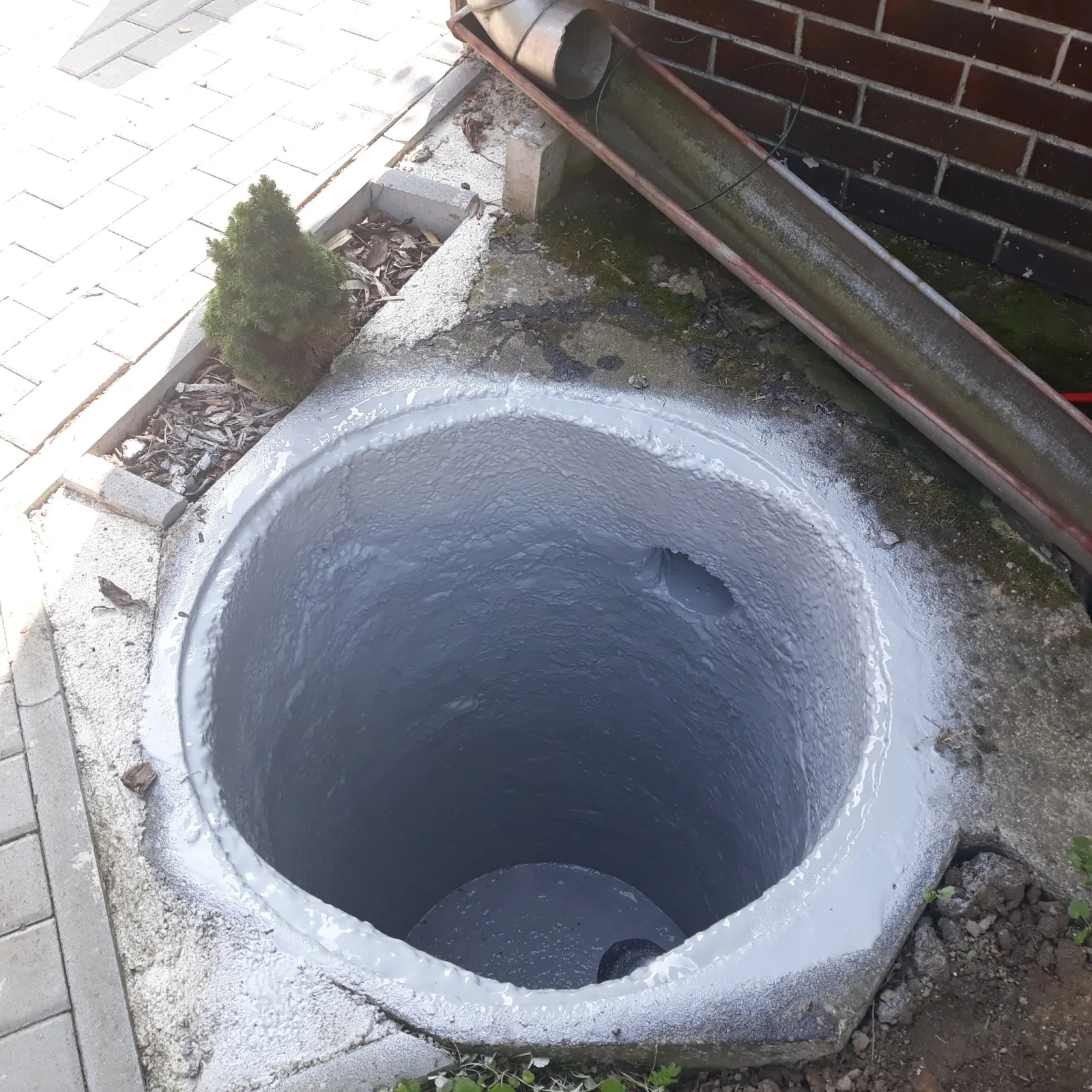 Šachta chráněná hydroizolací polyureou